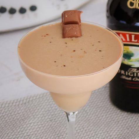 Baileys Cocktail, Vodka Slushies, Baileys Cocktails, Christmas Drinks Alcohol Recipes, Boozy Chocolate, Chocolate Baileys, Christmas Drinks Alcohol, Mint Cocktails, Strawberry Vodka