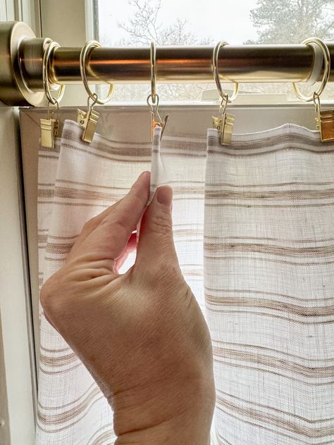 A quick, simple step-by-step tutorial for repurposing kitchen towels to make charming DIY cafe curtains in under 10 minutes. Napkin Curtains Ideas, French Kitchen Curtain Ideas, Diy Tension Rod Curtains, Curtain On Kitchen Cabinets, Dish Towel Curtains Diy, Diy Kitchen Valance Ideas, Under Counter Curtain Diy, Simple Curtains Diy, Diy Cafe Curtains No Sew