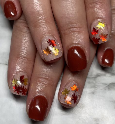 Easy Thanksgiving Nail Art Simple, Fall Leaves Nail Art Designs, Fall Nails With Leaves, Fall Leaf Nail Designs, Fall Leaves Nails, Fall Leaf Nails, Summer Nails Designs 2023, Fall Pedicures, Easy Summer Nail Art