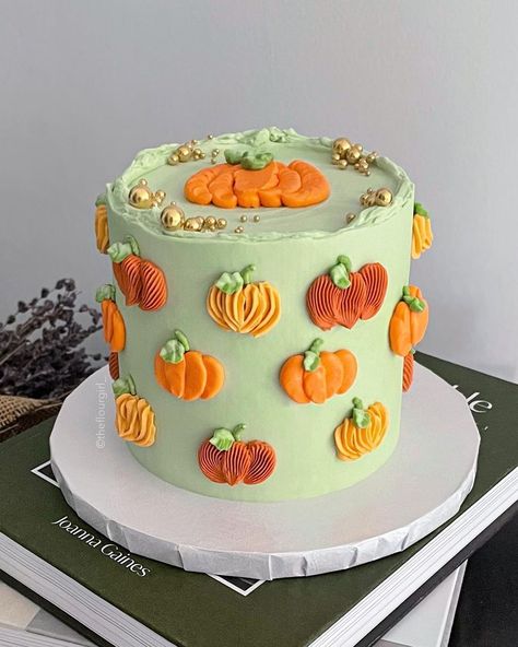 Easy Pumpkin Cupcakes, Fall Theme Cakes, Fall Birthday Cakes, Rose Tiffany, Bolo Halloween, Halloween Cake Decorating, Thanksgiving Cakes, Fall Cakes, Cake Decorating Designs