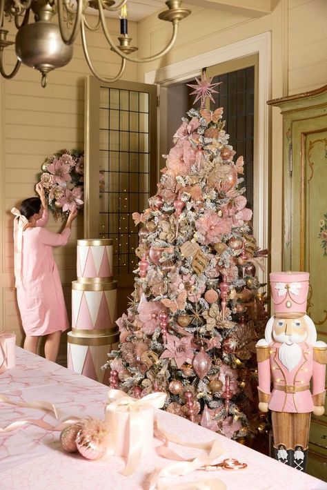 Pink Victorian Christmas Tree, Pink Glam Christmas Tree, Pink Christmas Decorations Bedroom, Pink Christmas Bedroom, Pink Christmas Table, Pink Christmas Tree Decorations, Dress Form Christmas Tree, Vintage Pink Christmas, Pink Christmas Decor