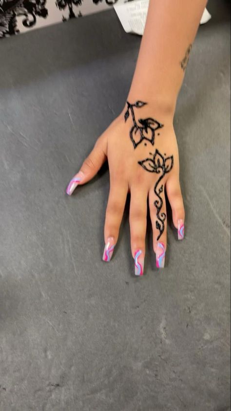 Egyptian Gifts, Henna Designs For Kids, Simple Henna Tattoo, Henna Style, Henna Tattoo Designs Simple, Back Hand Mehndi Designs, Henna Designs Easy, Simple Henna, Hand Mehndi