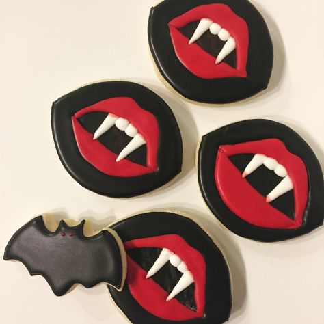 vampire cookies Ghostface Cookies, Ghoul Party, Vampire Cookies, Vampire Party, Halloween Cookies Decorated, Halloween 4, Cupcake Ideas, Cookies Decorated, Halloween Food For Party