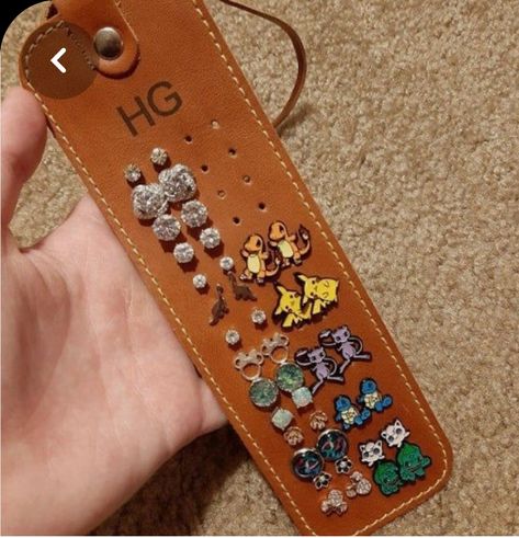 Stud Organizer, Diy En Cuir, Three Characters, Ring Leather, Diy Leather Projects, Leather Scrap, Leather Craft Projects, Leather Diy Crafts, Necklace Organizer