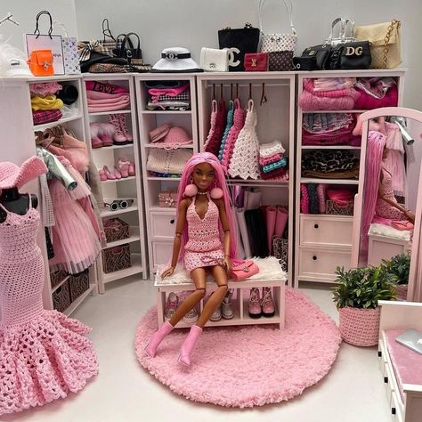 Barbie Doll House Decorating Ideas, Barbie Bedroom Ideas Diy Doll Furniture, Barbie Dressing Room, Custom Barbie House, Barbie Doll Rooms Diy, Diy Barbie Wardrobe, Barbie Closet Aesthetic, Barbie Set Up, Barbie Doll Room Ideas