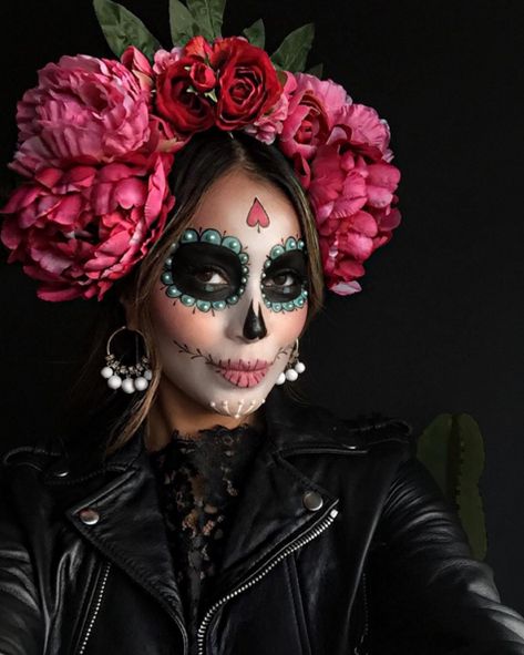 Sincerely Jules, Frida Kahlo inspired costume | Modern Brown Girl Makijaż Sugar Skull, Day Of Dead Costume, Halloween Smink, Läskig Halloween, Halloween Makeup Sugar Skull, Makeup Zombie, Halloween Gesicht, Den Mrtvých, Halloweenský Makeup