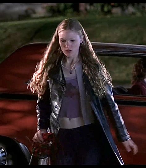 Kat Stratford Skirt, Kat Stratford Party Outfit, Katerina Stratford Outfits, Katrina Stratford, Kate Stratford Aesthetic, Kat Stratford Makeup, Julia Stiles 90s Fashion, Kat Stratford Hairstyles, Kay Stratford Aesthetic