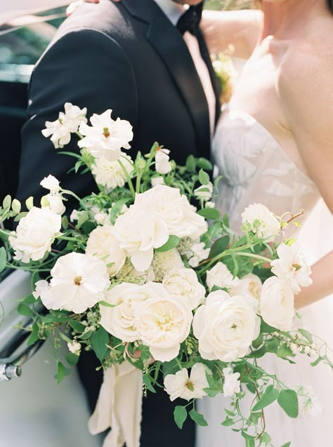 Green And White Wedding Flowers, Green White Wedding, Bouquet Styles, White Wedding Ideas, Princess Wedding Gown, Green Bouquet, Wedding Sparrow, Beautiful Bouquets, White Bridal Bouquet