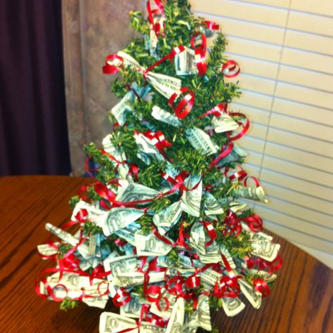 Cash Christmas tree. The recipient will at first be happy to get money, then mad that they've got to cut it all off! Ha! Christmas Money Tree, Money Christmas Tree, Christmas Tree Money, Money Wreath, Christmas Prizes, Unique Gift Wrapping Christmas, Money Gifts Christmas, Money Cakes, Money Leis