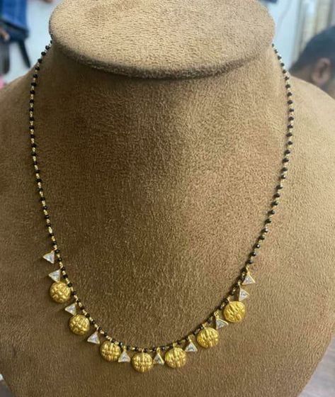 Beaded Bridal Jewelry, Pretty Gold Necklaces, Ruby Jewelry Necklaces, Vaddanam Designs, Kids Gold Jewelry, Simple Necklaces, Mangalsutra Chain, Locket Design, Black Beads Mangalsutra