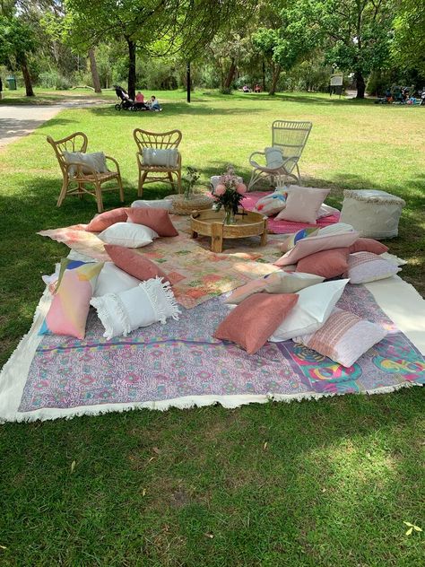 Pillow Picnic Garden Parties, Garden Party Small, Large Picnic Party, Outdoor Garden Birthday Party, Big Picnic Party, Flower Picnic Party, Graduation Picnic Ideas, Garden Party Activities Adults, Adult Picnic Ideas