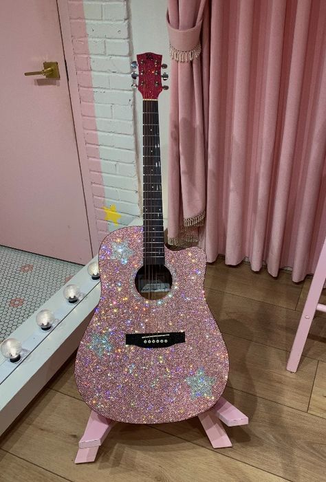 Sparkly Guitar Aesthetic, Pink Musician Aesthetic, Pretty Acoustic Guitars, Pink Singer Aesthetic, Pink Instruments, Bedazzled Guitar, Pink Musician, Rhinestone Guitar, Mel Aesthetic