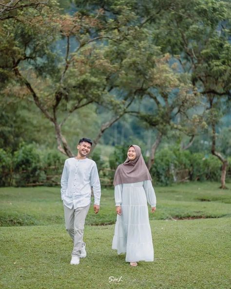 Foto Prewedding Muslim Casual, Prewedding Tanpa Bersentuhan, Tunang Photoshoot, Prewed Simple, Prewed Outdoor, Foto Prewed, Foto Pertunangan, Pose Prewedding, Foto Prewedding