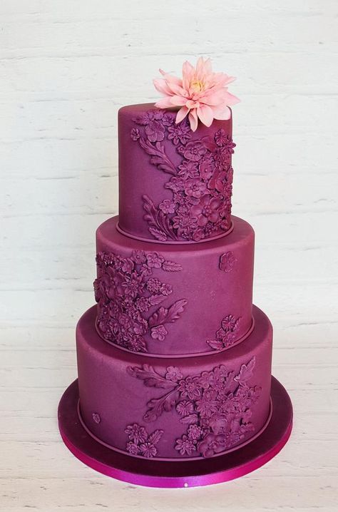 Violet Wedding Cake, Wedding Cakes Lilac, Recipes Using Bananas, Cake Rack, Gold Birthday Cake, Violet Wedding, Purple Cakes, Lilac Wedding, Cake Flowers