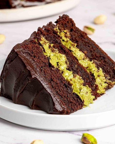 Viral Dubai Chocolate Bar Cake - Ems Foodie Fix Dubai Chocolate Bar, Chocolate Bar Cake, Pistachio Spread, Pistachio Filling, Ultimate Chocolate Brownies, Cake Pistachio, Chocolate Bar Cakes, Sticky Toffee Pudding Cake, Easy Chocolate Ganache