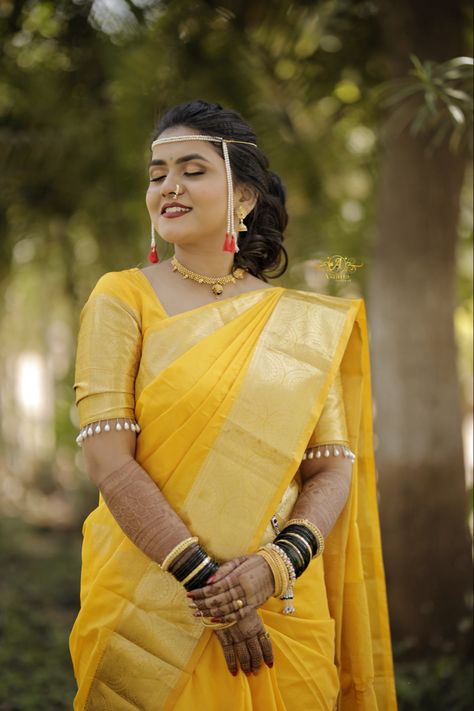 Haldi Potrait For Bride, Maharashtrian Haldi Bride, Marathi Haldi Look For Bride, Marathi Bride Entry, Haldi Poses For Bride Simple, Haldi Saree Look For Bride, Bride Haldi Poses Indian, Haldi Look For Bride In Saree, Haldi Saree Look