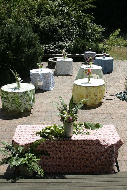 vintage sheets as tablecloths - maybe vintage sheets/ tablecloths over the white base table cloths instead of burlap runners? Vintage Tablecloths Wedding, Baptism Brunch, Vintage Baptism, Vintage Wedding Table, Table Clothes, Cottage Wedding, Picnic Style, November Wedding, Fall Garden