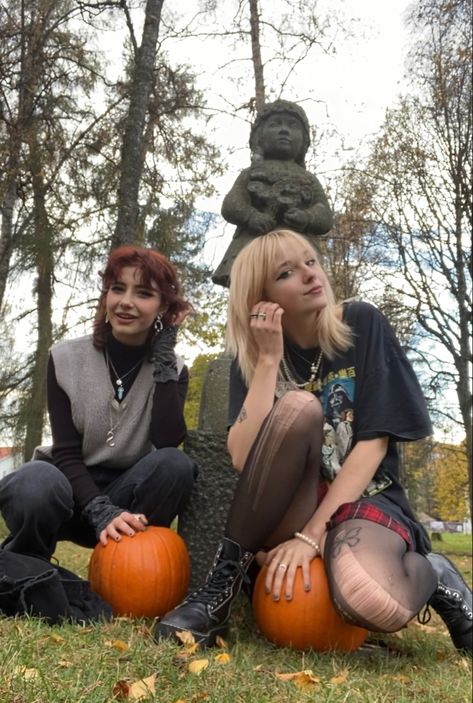 Wlw Halloween, Couple Aesthetic Outfits, Black Fae, Corset Brown, Fairy Grunge Outfit, Bestie Aesthetic, Indie Fairycore, Summer Thrift, Fae Aesthetic