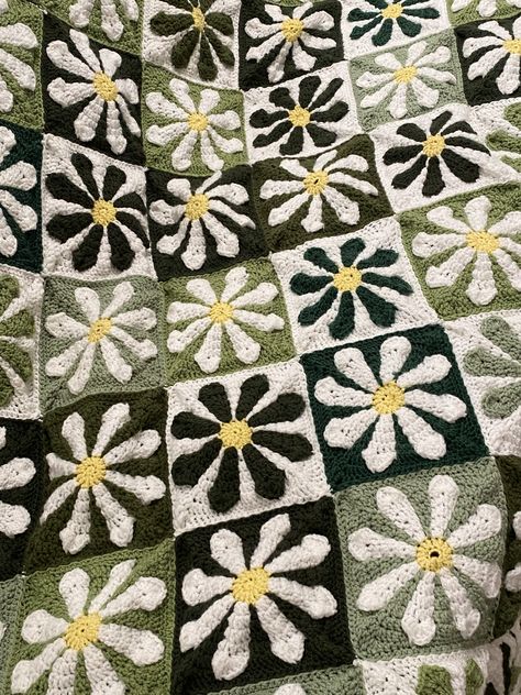 Knitted Daisy Blanket, Granny Square Blanket Green, Big Flower Granny Square, Nature Granny Square, Green Granny Square Blanket, Daisy Square Crochet, Crochet Daisy Square, Retro Daisy Granny Square, Flower Granny Square Blanket