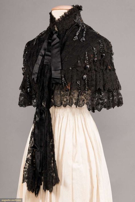 1890s Capelet, Victorian Capelet, Victorian Cape, Victorian Accessories, 1890s Fashion, Victorian Clothing, Clothing And Textile, Couture Vintage, Old Fashion