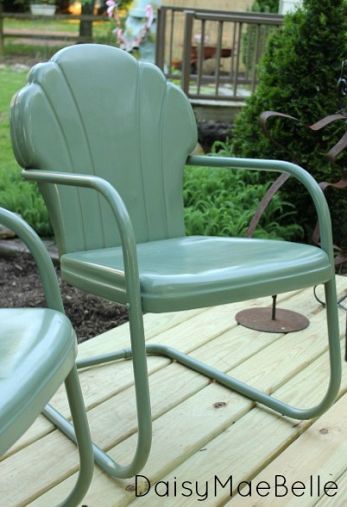 How to Paint Vintage Metal Chairs Painted Metal Chairs, How To Paint Metal, Painting Patio Furniture, Metal Lawn Chairs, Vintage Metal Chairs, Upcycle Chair, Vintage Patio, Paint Metal, Metal Patio Furniture