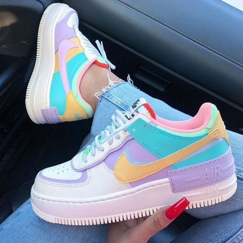 👉🏾 Nike Air Force One Colours 🤯😍 por tan sólo 59.95€, te gustan? A nosotros nos encantan!! Y más con estos precios de locura!! Puedes… Skor Sneakers Nike, Tenis Air Force, Παπούτσια Nike Free, Buty Jordan, Обувь Air Jordan, Buty Marki Nike, Funny Shoes, Boty Nike, Skor Sneakers