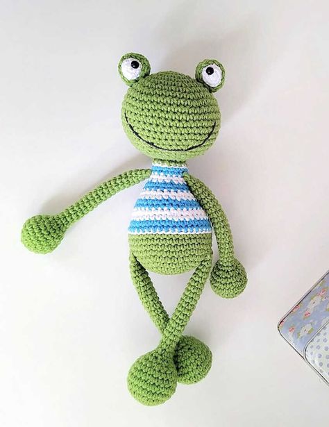 Amigurumi Sweater Frog Free Pattern - Always Free Amigurumi Tie Crochet, Amigurumi Frog, Bags Crochet, Crochet Toys Free, Crochet Frog, Pola Amigurumi, Crochet Animals Free Patterns, Crochet Amigurumi Free Patterns, Crochet Amigurumi Free