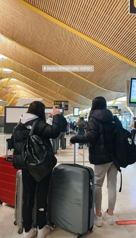 Cher And Dionne, Airport Vibes, Plane Photos, Airport Pictures, Airport Aesthetic, Friendship Photoshoot, Travel Picture Ideas, Airport Photos, Travel Pictures Poses