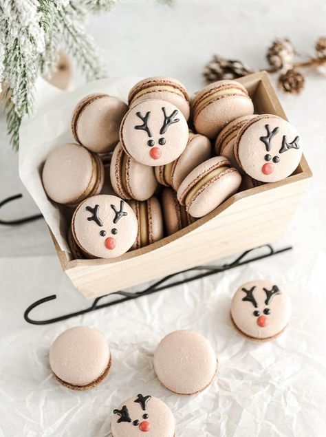 Reindeer macarons for Christmas. Christmas Themed Macarons, Christmas Macaron Ideas, Holiday Macarons Flavors, Reindeer Macarons, Winter Macarons, Macaron Instagram, Christmas Macaroons, Macaron Christmas, Macaroons Christmas