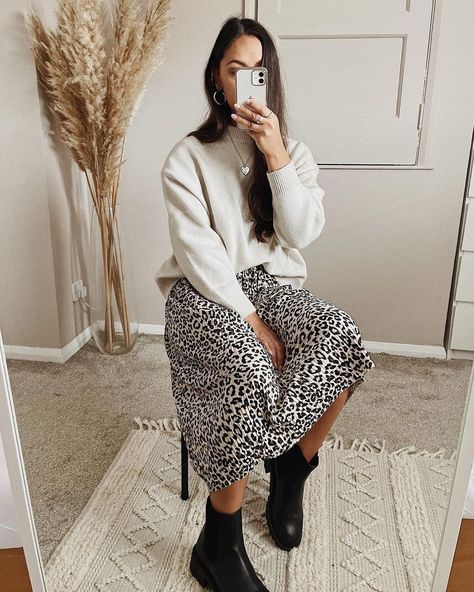 Influencers Fashion, Midi Skirts, Winter Knits, Floral Skirt, Outfit Of The Day, Fashion Blog, Sequin Skirt, Midi Skirt, Fashion Blogger