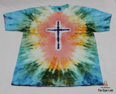 Tutorial video showing and explaining how to fold, tie and apply the dye to make an inclined ice dye tie dye cross shirt. Tie Dye Gray Shirt Diy, Cross Tie Dye Shirt Diy, American Flag Tie Dye Shirt Diy, Ice Tie Dye With Liquid Dye, Mandala Tie Dye Tutorial Shirt, Tie Dye Techniques Pattern, Easy Diy Tie Dye, How To Make A Tie, Tee Shirt Crafts