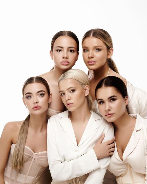 6 Women Photoshoot, All White Group Photoshoot, Beauty Team Photoshoot, Elegant Group Photoshoot, Womens Group Photoshoot, 4 Person Photoshoot, Group Of Women Photoshoot, Poses For Group Pictures, Women Group Photoshoot Ideas