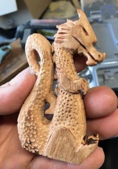 How to easily carve a wood dragon with a dremel tool. FREE step by step instructions. www.DIYeasycrafts.com Woodworking Plans Patterns, Wood Dragon, Dremel Crafts, Dremel Carving, Dremel Projects, Dremel Wood Carving, Dremel Tool, Woodworking Projects For Kids, Woodworking For Kids