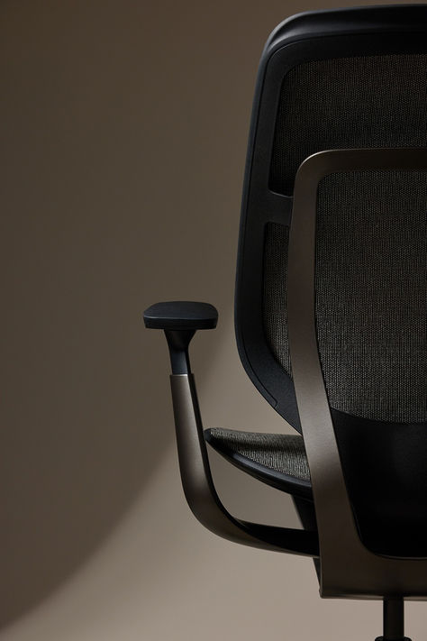 Meet Steelcase Karman: a mesh chair with 21st century design that keeps you feeling comfortable for as long as you sit. Steelcase Chair, Mesh Chair, Unique Color Combinations, Mesh Office Chair, Office Desk Chair, Ergonomic Office, Desk Chair, 21st Century, Office Chair