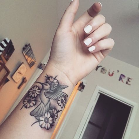 60 Most Beautiful And Breathtaking Small Wrist Tattoos Design Ideas To Make You Jealous Coverup Wrist Tattoos For Women, Wrist Tattoos Girls, Cover Up Tattoos For Women, Wrist Tattoo Cover Up, Side Wrist Tattoos, Cute Tattoos On Wrist, Back Of Shoulder Tattoo, Simple Tattoo Designs, Tattoo Cover Up