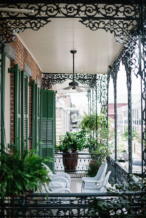 This iron porch adorned with ferns and crawling flora makes this a classic southern style New Orleans Apartment, Nova Orleans, Balkon Decor, Senior Thesis, Southern Porches, New Orleans Homes, New Orleans Travel, Boat House, Southern Hospitality