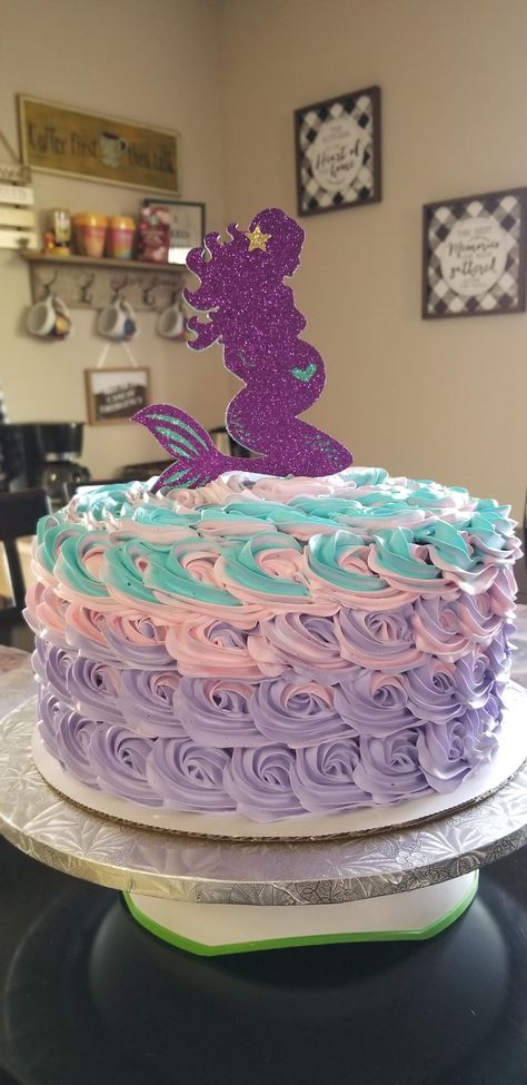 Mermaid Shower Ideas, Mermaid Themed Baby Shower Ideas, Ariel Baby Shower Theme, Ocean Baby Shower Theme Girl, Mermaid Theme Baby Shower Ideas, Little Mermaid Baby Shower Theme, Under The Sea Baby Shower Cake, Under The Sea Baby Shower Ideas For Girl, Little Mermaid Baby Shower Ideas