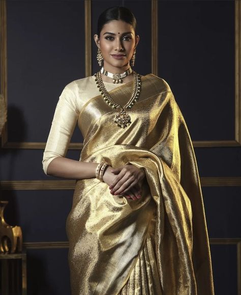 Golden Saree Jewellery Ideas, Gold Kanjivaram Saree, Mehendi Saree, Photoshoot Hairstyle, Gold Saree Blouse, Latest Traditional Dresses, Gold Silk Saree, Gold Saree, Saree Styling