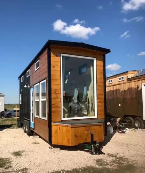 Texas-Style Tiny House with Lots of Windows Incredible Tiny Homes, Tiny Mobile House, Tiny House Exterior, Houses Design, Tiny House Listings, Lots Of Windows, Micro House, Texas Style, Modern Tiny House