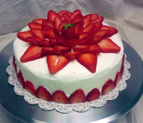 Strawberry Cake Decoration, Strawberry Cake Decorations, Strawberry Birthday Cake, Fresh Strawberry Cake, Fresh Fruit Cake, Whiskey Cake, Inside Cake, Strawberry Decorations, Easy Cake Decorating