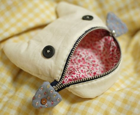 mairuru: A cat eating a fish pouch Katt Diy, Clutch Tutorial, Tote Tutorial, Bag Tutorials, Tutorial Sewing, Purse Tutorial, Pattern Bag, Pouch Tutorial, Patterns Fabric