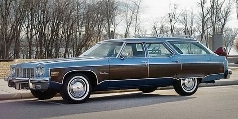 Almost Showroom: 1975 Oldsmobile Custom Cruiser - http://barnfinds.com/almost-showroom-1975-oldsmobile-custom-cruiser/ Vista Cruiser, Wagons For Sale, Old Wagons, Oldsmobile 442, Car Purchase, Station Wagons, Us Cars, Classic Cars Vintage, Mecum Auction