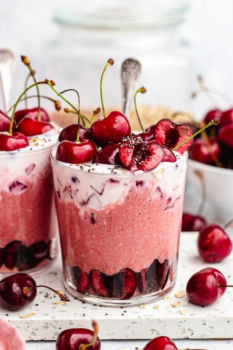 Cherry Overnight Oats - The Delicious plate Healthy Beautiful Food, Easy Cafe Food Ideas, Healthy Cafe Food, Healthy Winter Breakfast, Healthy Winter Desserts, Air Fryer Granola, Cherry Overnight Oats, Roasted Greek Potatoes, Cinnamon Roll Overnight Oats