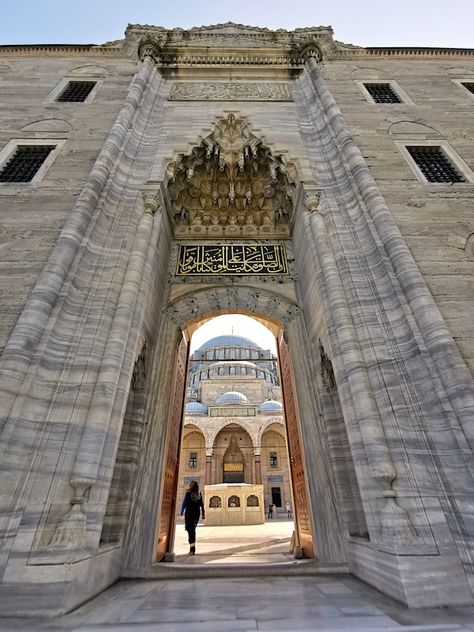 Birkaç saatinizi ayırıp tarihte bir yolculuğa çıkmaya ne dersiniz? İstanbul’da Tarihi Yarımada içinde yer alan Süleymaniye Camii ve çevresinde pek çok görülecek yer var. Sultanahmet Meydanı'nda gezilecek yerleri çoktan gezdiyseniz ve alternatif rotalar arıyorsanız, gelin sizi Süleymaniye Camii tarafına doğru götüreyim. Big Ben, Istanbul, Building, Travel, Quick Saves