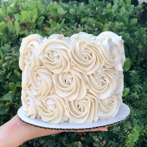 Small white rose gender reveal cake. Gender Reveal Small Cake, Gender Reveal White Cake, Small Gender Reveal Cake, White Gender Reveal Cake, Gender Revel Cake, White Rosette Cake, Cake Reveal, Gender Cake, Gender Reveal Dessert