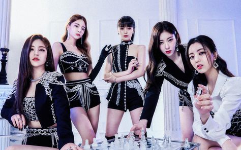 Itzy Checkmate, Itzy Official, Choi Jisu, Shin Ryujin, Vogue Korea, Kpop Outfits, Stage Outfits, Kpop Girl Groups, World Tour