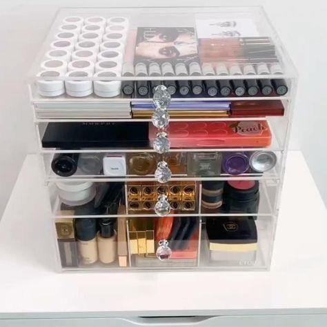 (paid link) Genius Make up Organization Ideas from a Professional. Rangement Makeup, Penyimpanan Makeup, Dollar Store Diy Organization, Makeup Drawer Organization, Makeup Organization Diy, Makeup Storage Organization, Makeup Organization Vanity, Makeup Room Decor, Beauty Room Design