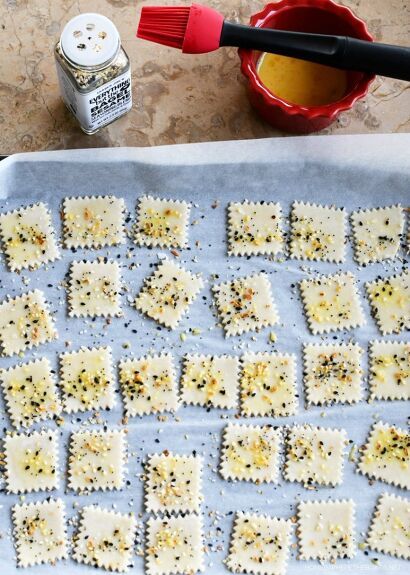 Transform store-bought pie crust into savory homemade crackers, a snap to make and a tasty addition for your soup bowl! These pie crust crackers are a fun and easy way to use that refrigerated pie crust that’s hiding in the back of your fridge and fast approaching its expiration date. They’re also super easy to make! Roll out your pie crust between two sheets of parchment paper, adding a little flour to the parchment for extra insurance to prevent it from sticking.Remove the top sh… Savoury Pie Crust, Pie Crust Crackers, Egg Free Muffins, Hibiscus Cake, Sweet Potato Peanut Butter, Savoury Pie, Egg Roll Filling, Shortbread Cookie Crust, Oven Roasted Cauliflower