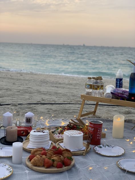 Beach Birthday Aesthetic, Boat Picnic, Beach Picnic Party, Birthday At The Beach, Coastal Birthday, Picnic Date Food, Picnic Engagement, Picnic Day, 16 Candles