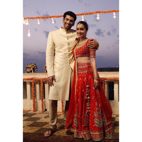 There's always some Bridal drama in Bollywood. Loving the #OkJaanu's in @anitadongre Wedding Look For Bride, Ok Jaanu Movie, Ok Jaanu, Roy Kapoor, Fashion Major, Shraddha Kapoor Cute, Bollywood Lehenga, Anita Dongre, Bollywood Couples